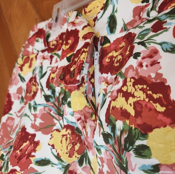 Ann Taylor LOFT rose print mini skirt size 10 - Picture 5 of 9